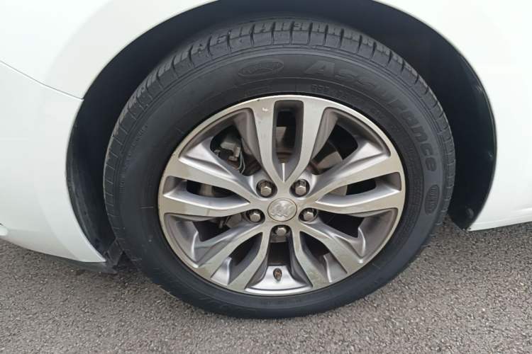 Used Buick GT 2018 18T Automatic Elite Model Left Front Wheel Hub