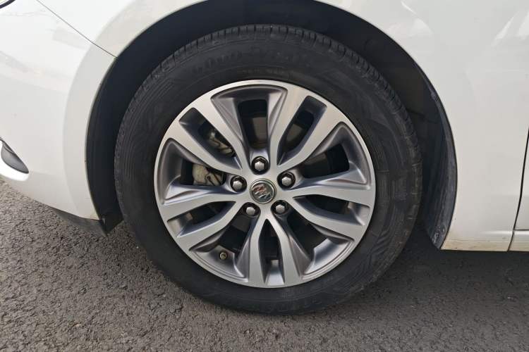 Used Buick GT 2018 18T Automatic Elite Model Left Front Wheel Hub