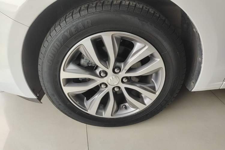 Used Buick GT 2018 18T Automatic Elite Model Left Front Wheel Hub