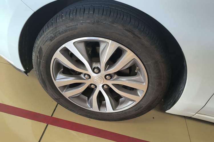 Used Buick GT 2018 18T Automatic Elite Model Left Front Wheel Hub
