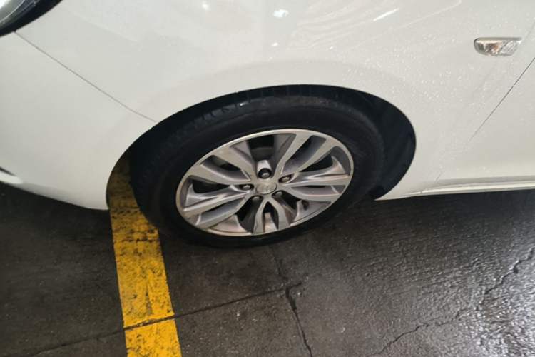 Used Buick GT 2018 18T Automatic Elite Model Left Front Wheel Hub