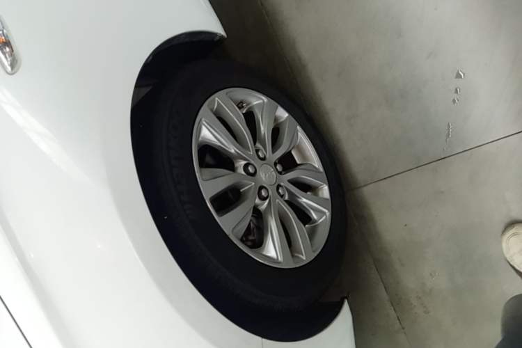Used Buick GT 2018 18T Automatic Elite Model Left Front Wheel Hub