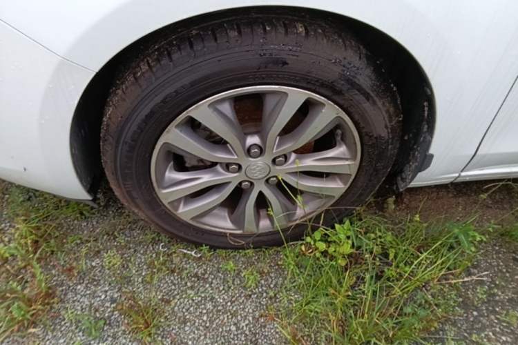 Used Buick GT 2018 18T Automatic Elite Model Left Front Wheel Hub