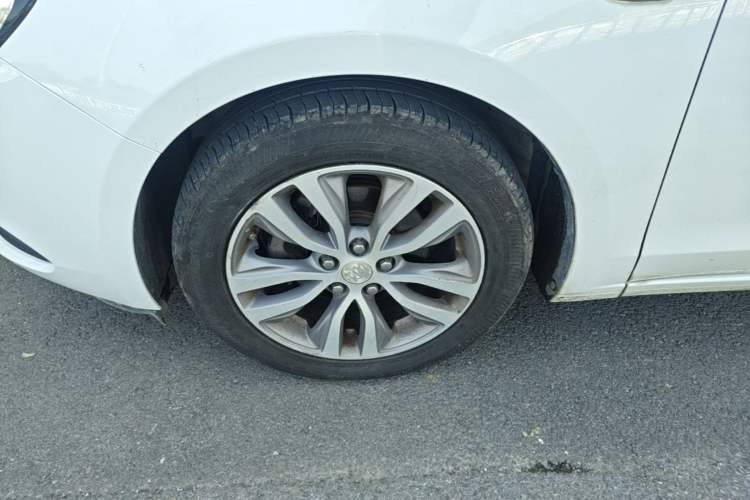 Used Buick GT 2018 18T Automatic Elite Model Left Front Wheel Hub