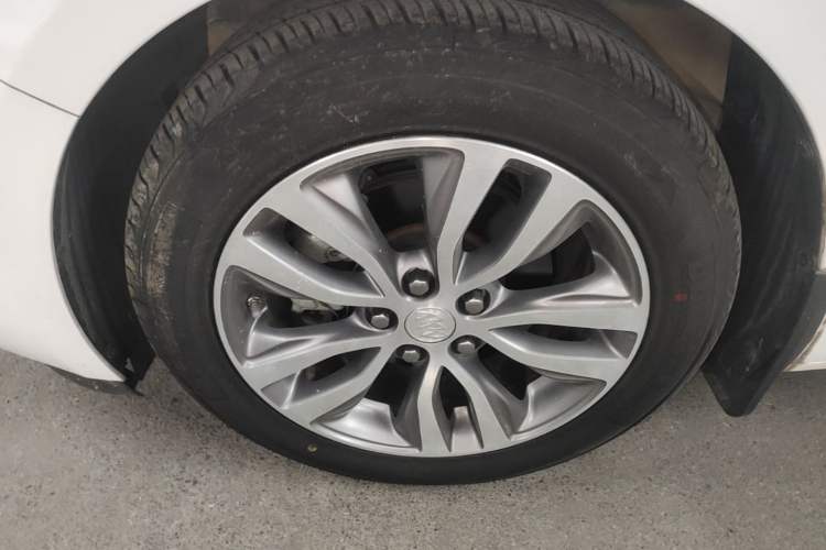Used Buick GT 2018 18T Automatic Elite Model Left Front Wheel Hub