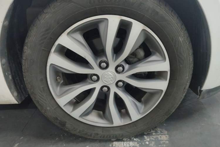 Used Buick GT 2018 18T Automatic Elite Model Right Front Wheel Hub