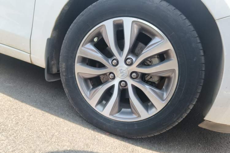 Used Buick GT 2018 18T Automatic Elite Model Right Front Wheel Hub
