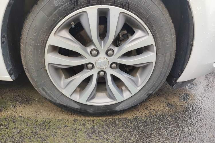 Used Buick GT 2018 18T Automatic Elite Model Right Front Wheel Hub