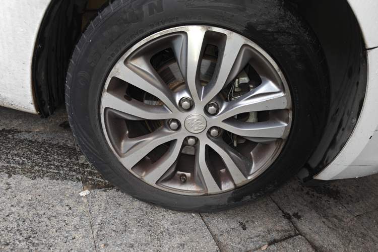 Used Buick GT 2018 18T Automatic Elite Model Right Front Wheel Hub