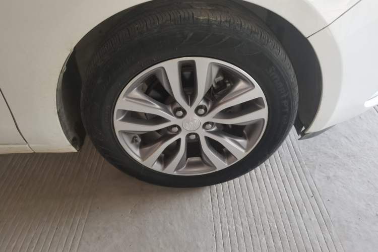 Used Buick GT 2018 18T Automatic Elite Model Right Front Wheel Hub