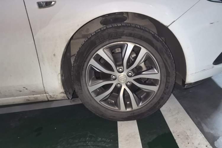 Used Buick GT 2018 18T Automatic Elite Model Right Front Wheel Hub
