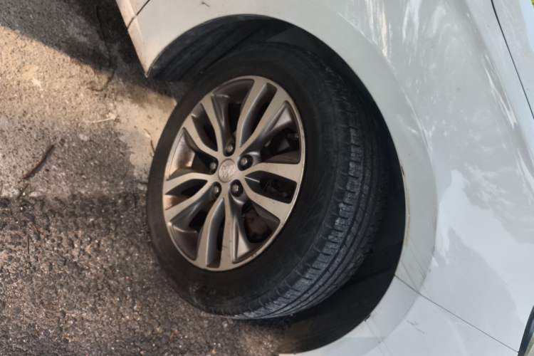 Used Buick GT 2018 18T Automatic Elite Model Right Front Wheel Hub