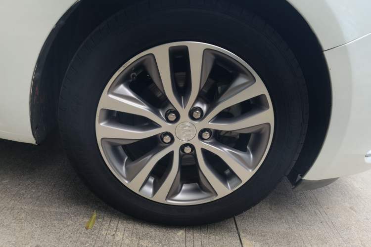 Used Buick GT 2018 18T Automatic Elite Model Right Front Wheel Hub