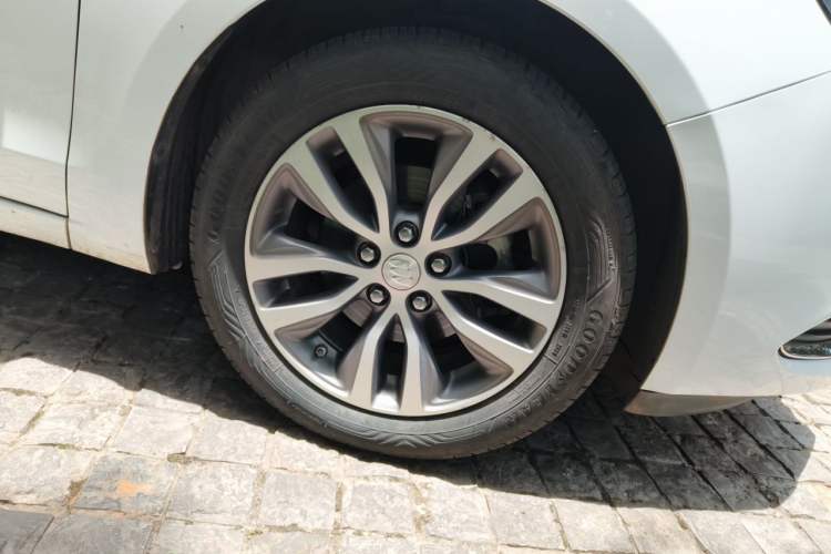 Used Buick GT 2018 18T Automatic Elite Model Right Front Wheel Hub