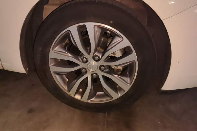 Used Buick GT 2018 18T Automatic Elite Model Right Front Wheel Hub