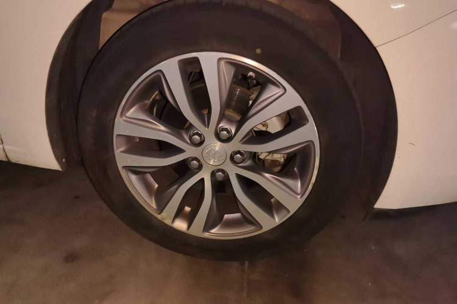 Used Buick GT 2018 18T Automatic Elite Model Right Front Wheel Hub