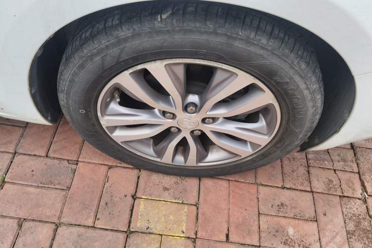 Used Buick GT 2018 18T Automatic Elite Model Right Front Wheel Hub