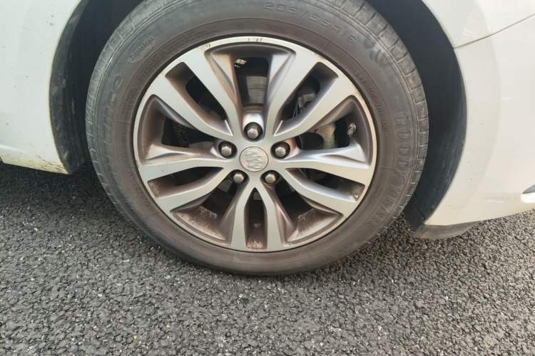Used Buick GT 2018 18T Automatic Elite Model Right Front Wheel Hub
