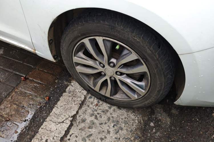 Used Buick GT 2018 18T Automatic Elite Model Right Front Wheel Hub