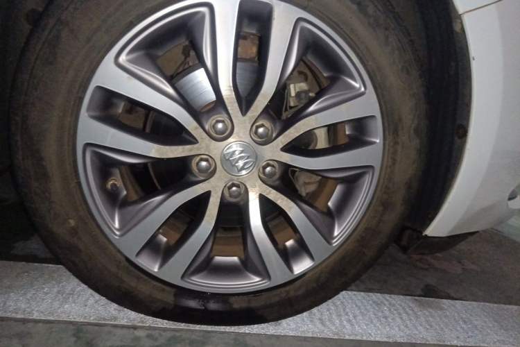 Used Buick GT 2018 18T Automatic Elite Model Right Front Wheel Hub