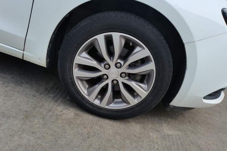 Used Buick GT 2018 18T Automatic Elite Model Right Front Wheel Hub