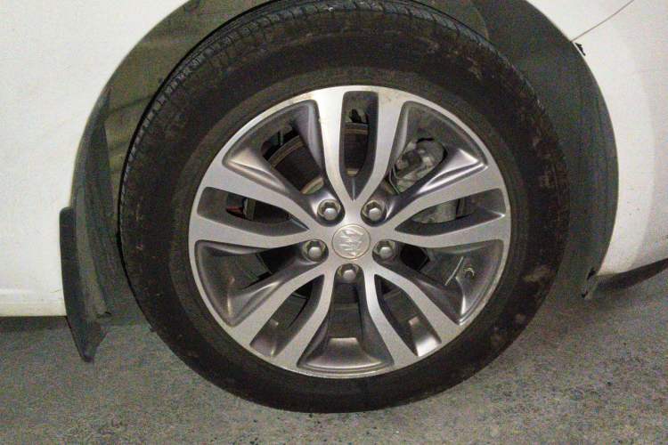 Used Buick GT 2018 18T Automatic Elite Model Right Front Wheel Hub