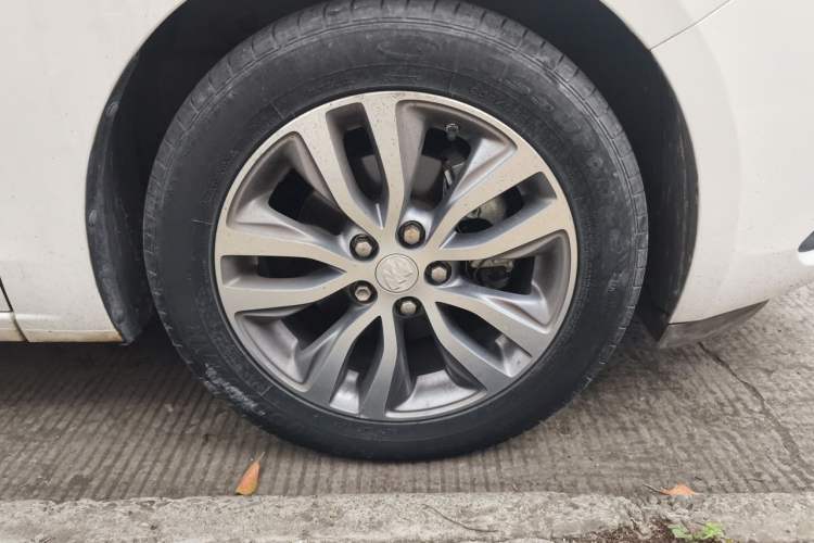 Used Buick GT 2018 18T Automatic Elite Model Right Front Wheel Hub