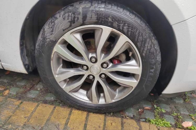 Used Buick GT 2018 18T Automatic Elite Model Right Front Wheel Hub