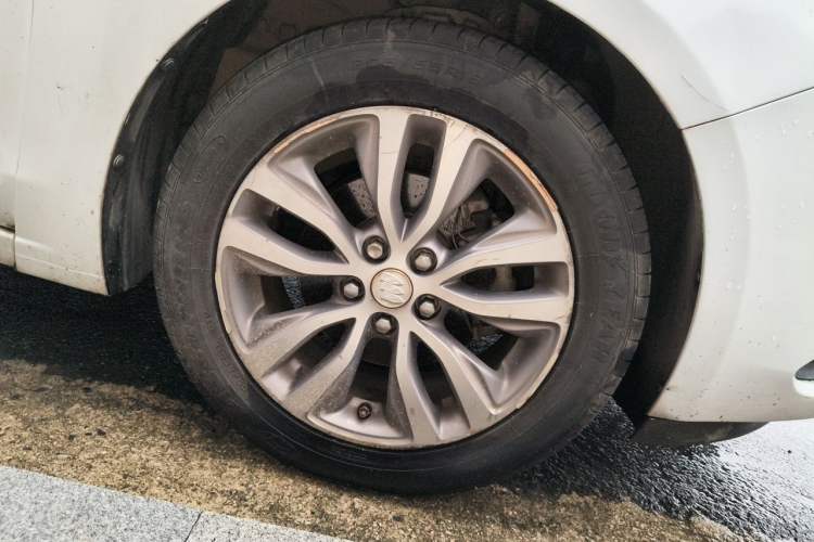 Used Buick GT 2018 18T Automatic Elite Model Right Front Wheel Hub