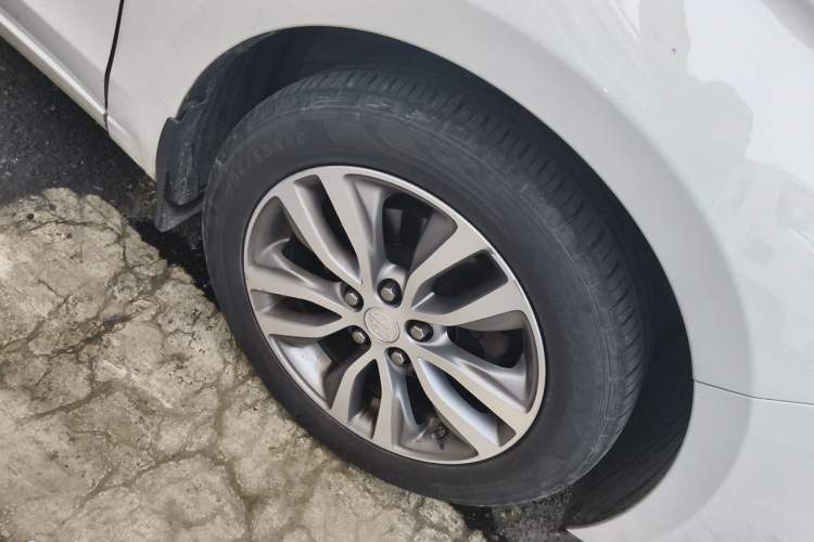 Used Buick GT 2018 18T Automatic Elite Model Right Front Wheel Hub