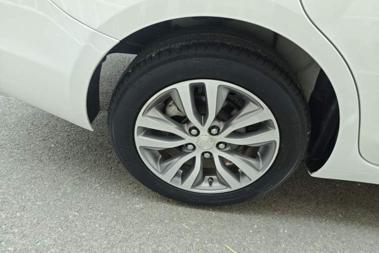 Used Buick GT 2018 18T Automatic Elite Model Right Rear Wheel Hub