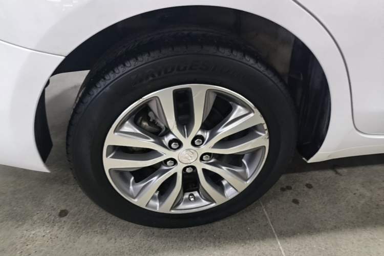 Used Buick GT 2018 18T Automatic Elite Model Right Rear Wheel Hub