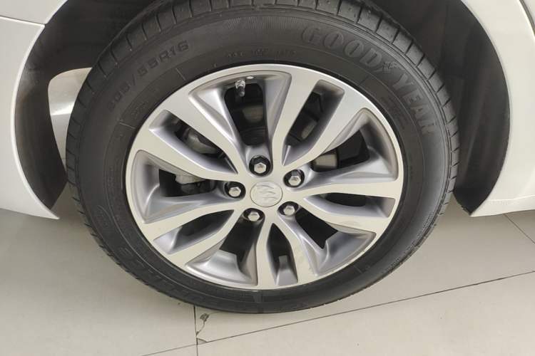 Used Buick GT 2018 18T Automatic Elite Model Right Rear Wheel Hub