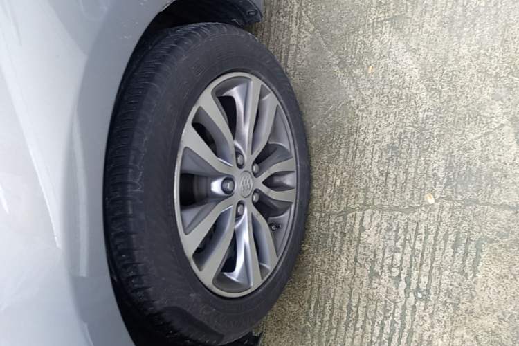 Used Buick GT 2018 18T Automatic Elite Model Left Front Wheel Hub