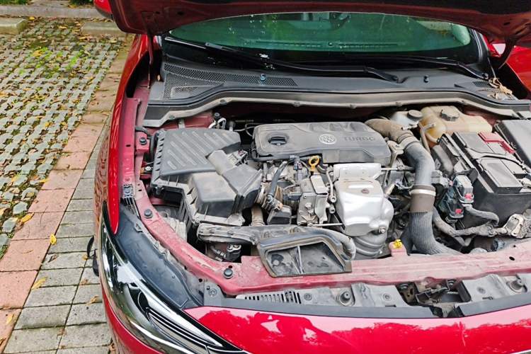 Used Buick GT 2019 18T Automatic Connected Elite Model China VI Standard Engine Bay Right