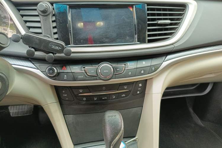 Used Buick GT 2019 15T Dual-Clutch Connected Elite Model China VI Audio And AC Panel
