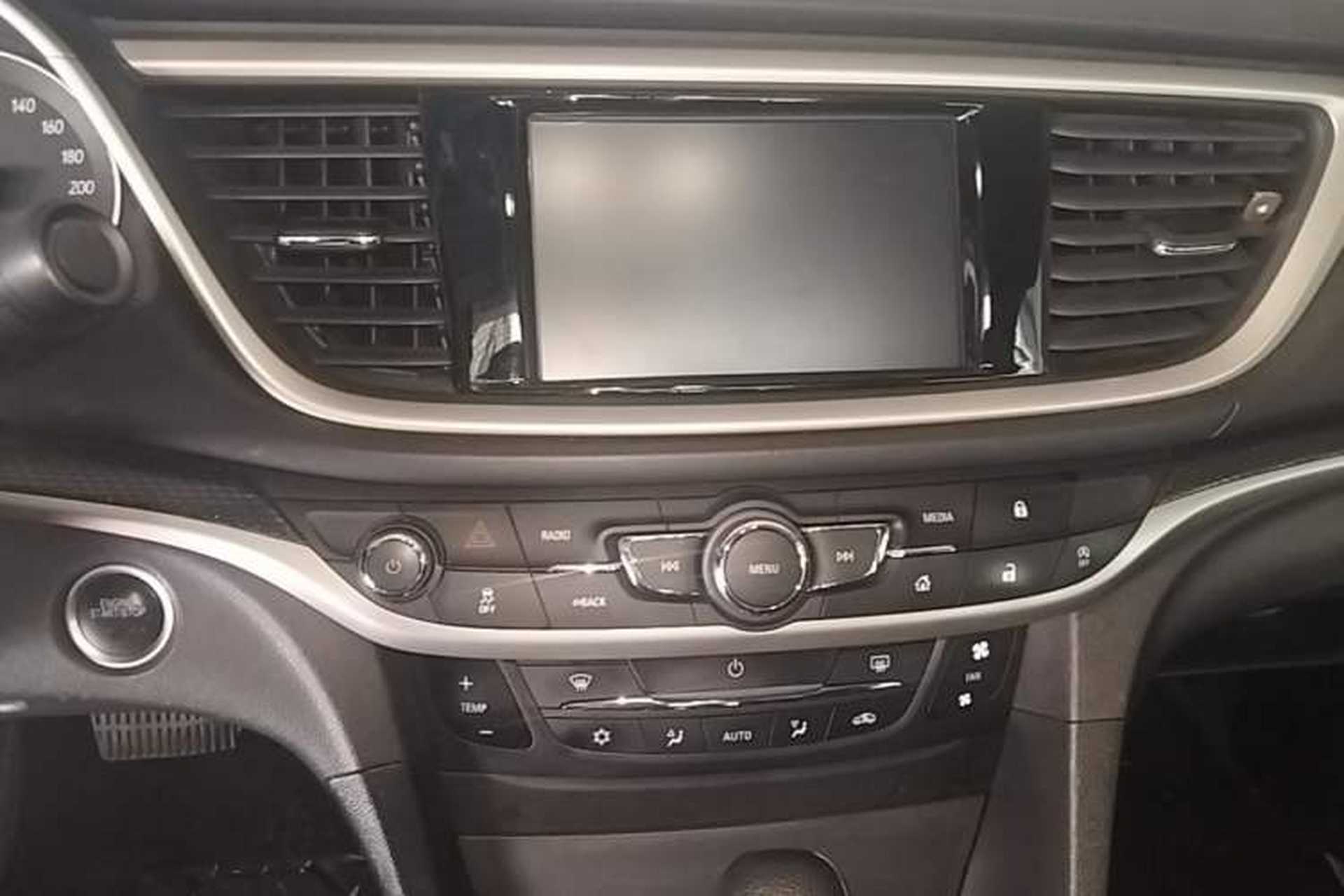Used Buick GT 2019 18T Automatic Connected Elite Model China V Standard Audio And AC Panel