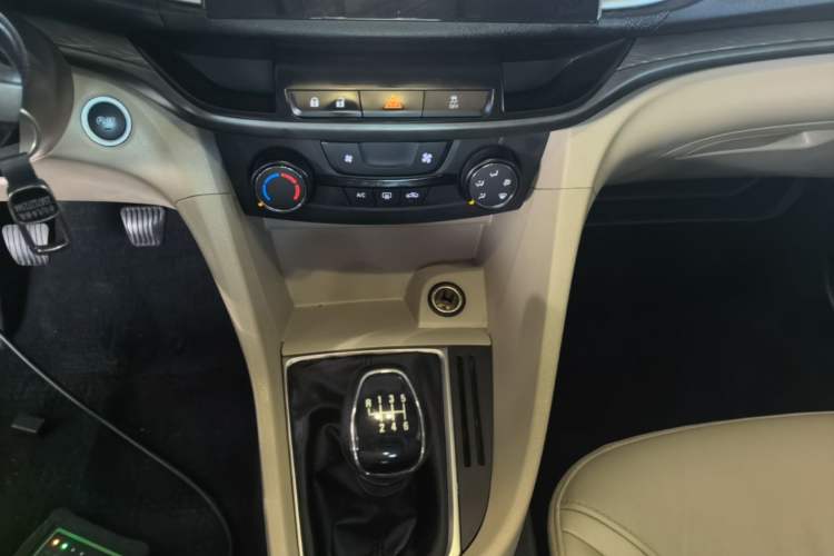 Used Buick GT 2019 15T Manual Elite Version China VI Standard Audio And AC Panel