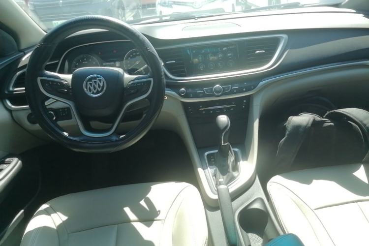 Used Buick GT 2019 15T Dual-Clutch Connected Elite Model China VI Center Console