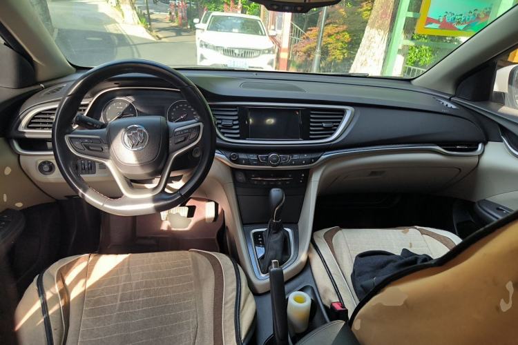 Used Buick GT 2019 15T Dual-Clutch Connected Elite Model China VI Center Console