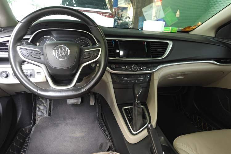 Used Buick GT 2019 15T Dual-Clutch Connected Elite Model China VI Center Console