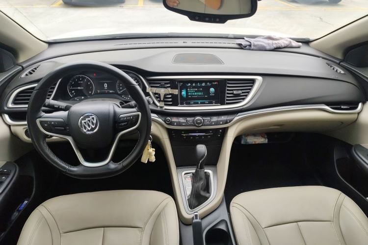 Used Buick GT 2019 15T Dual-Clutch Connected Elite Model China VI Center Console