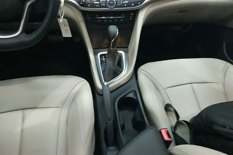 Used Buick GT 2019 15T Dual-Clutch Connected Elite Model China VI Gear Lever