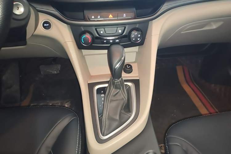 Used Buick GT 2019 15T Dual-Clutch Advanced Version China VI Standard Gear Lever