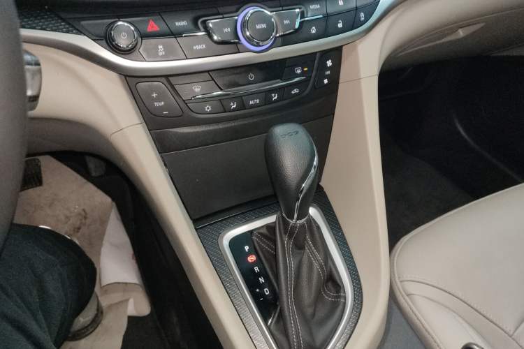 Used Buick GT 2019 15T Dual-Clutch Connected Elite Model China VI Gear Lever