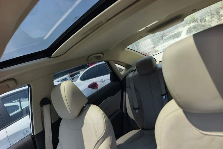 Used Buick GT 2019 15T Dual-Clutch Connected Elite Model China VI Headliner