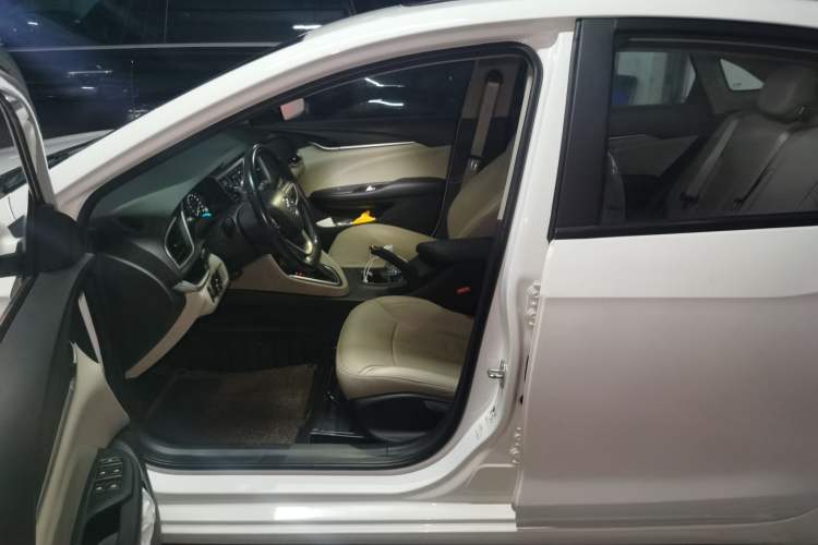 Used Buick GT 2019 15T Dual-Clutch Connected Elite Model China VI Left Front Seat