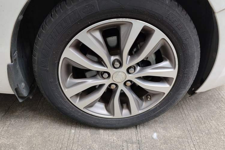 Used Buick GT 2019 18T Automatic Connected Elite Model China VI Standard Right Front Wheel Hub
