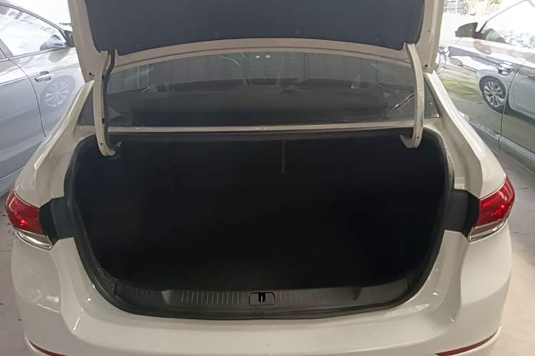 Used Buick GT 2019 15T Dual-Clutch Connected Elite Model China VI Trunk