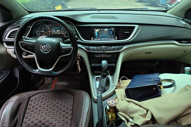 Used Buick GT 2019 15T Dual-Clutch Connected Elite Model China VI Center Console